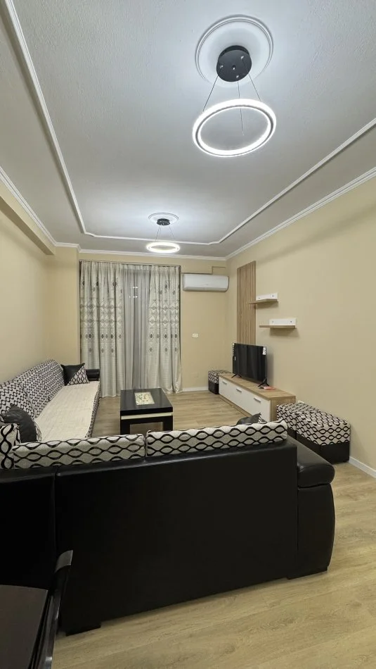 Tirane, jap me qera apartament 1+1+Ballkon Kati 5, 77 m² 60.000 Leke (21 Dhjetori)