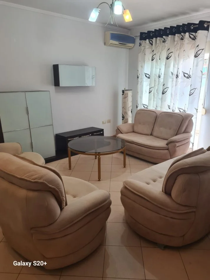 Tirane, jepet me qera Apartament 2+1+Ballkon, Kati 5 me Ashensor, 106 m² 700 € (Rruga Kosovareve, prane Hotel Dinasty)
