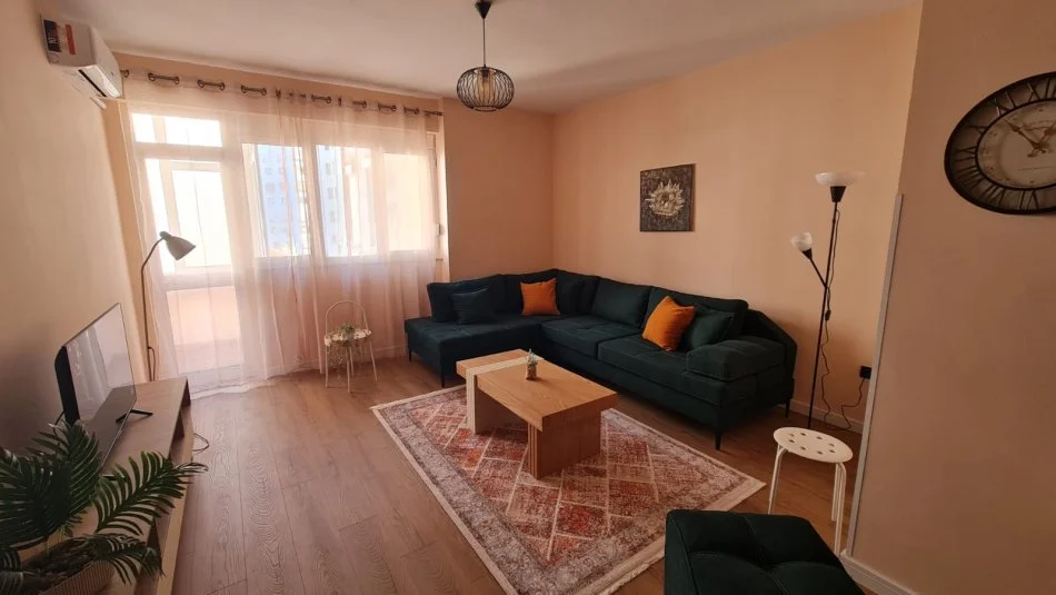 Tirane, jepet me qera Apartament 2+1+Ballkon, Kati 5 me Ashensor, 95 m², 700 € (Bulevardi Zogu i Pare, prane FSHN)