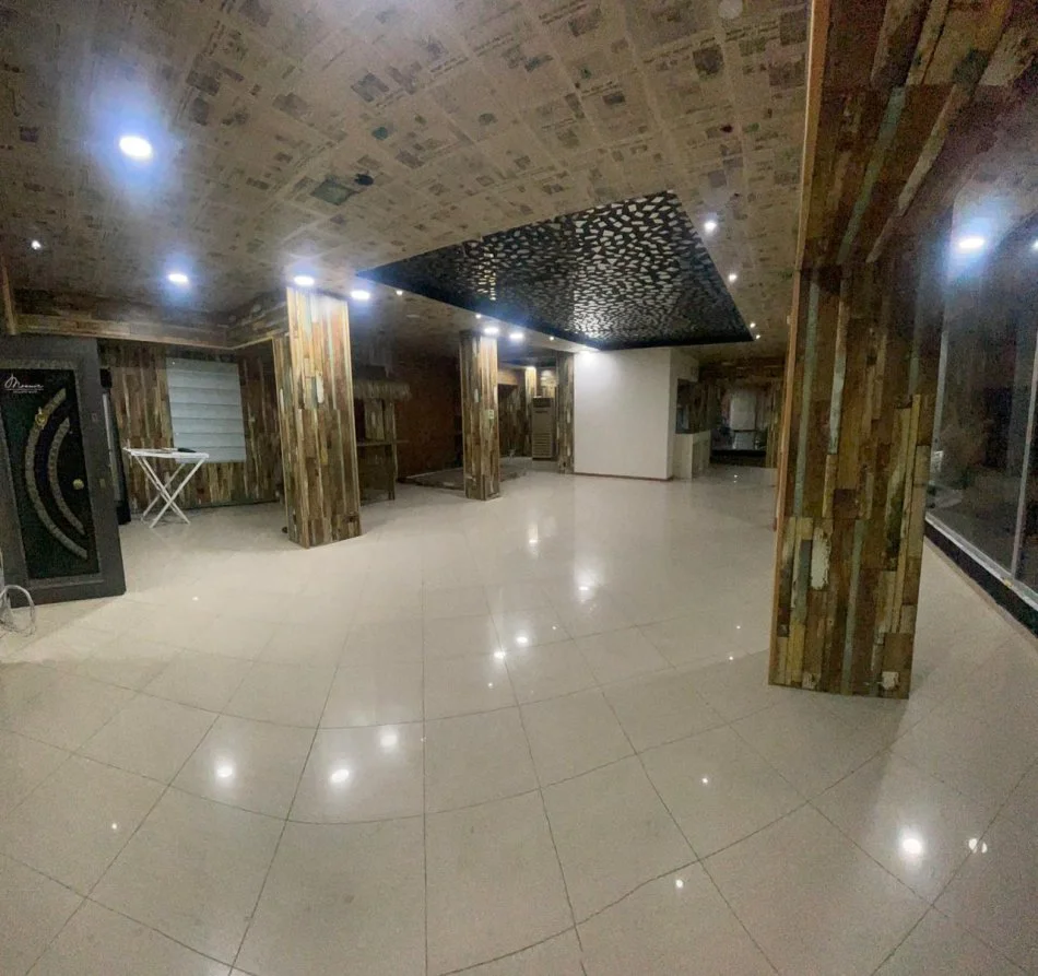 Tirane, jepet me qera Ambjent biznesi, Kati 1 buze rruges Kryesore, 175 m², 150.000 Leke (Rruga Myslym Shyri)