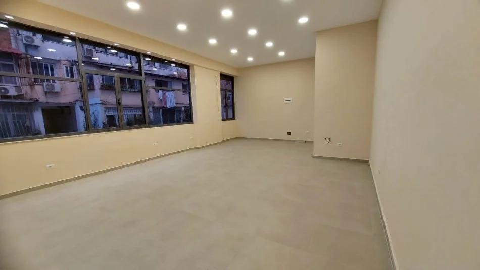 Tirane, jepet me qera Ambjent biznesi, Kati 0 pallat i ri me ashensor, 55 m², 600 € (Rruga Myslym Shyri prane Someg)