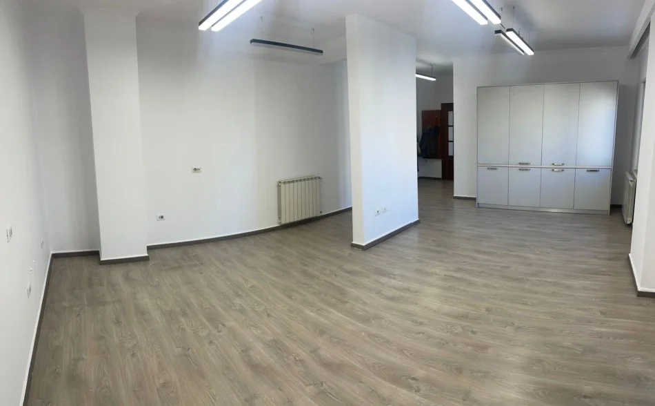 Tirane, jepet me qera Zyre, Kati 5 pallat i ri me Ashensor, 98 m², 700 € (Rruga Barrikadave, tek Galeria)