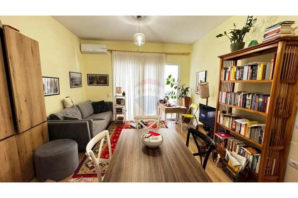 Tirane, jepet me qera apartament 1+1+Ballkon Kati 4, 70 m² 450 € (Kopshti Botanik)