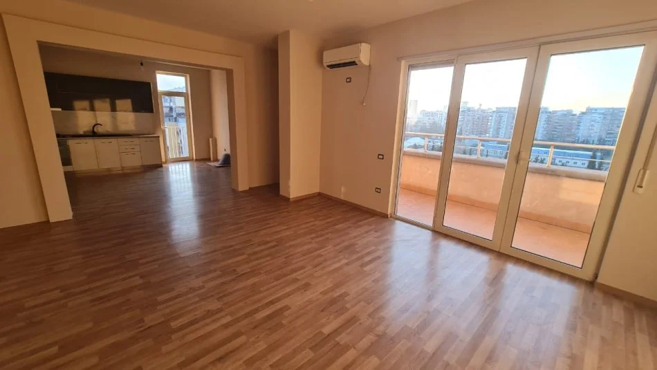 Tirane, jepet me qera per Zyre super Apartament 4+1, Kati 6 ne pallat te ri me ashensor, 178 m², 800 € (Don Bosko)
