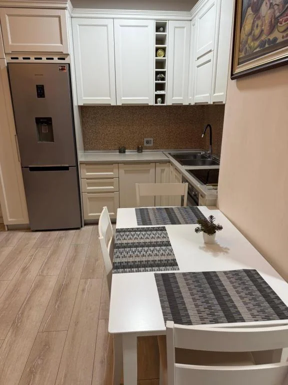 Tirane, jap me qera apartament 2+1 Kati 2, 65 m² 650 € (2+1 per qira te Stacioni i Trenit, afer Intermedica)