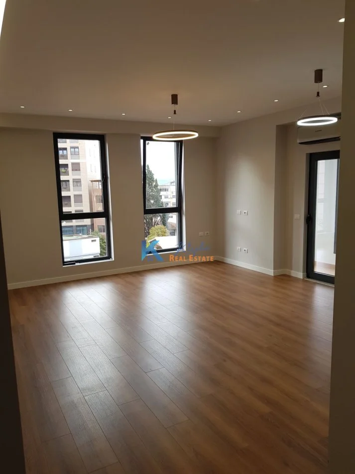 Tirane, jap me qera zyre Kati 4, 112 m² 1.000 € (Rruga e Barrikadave)