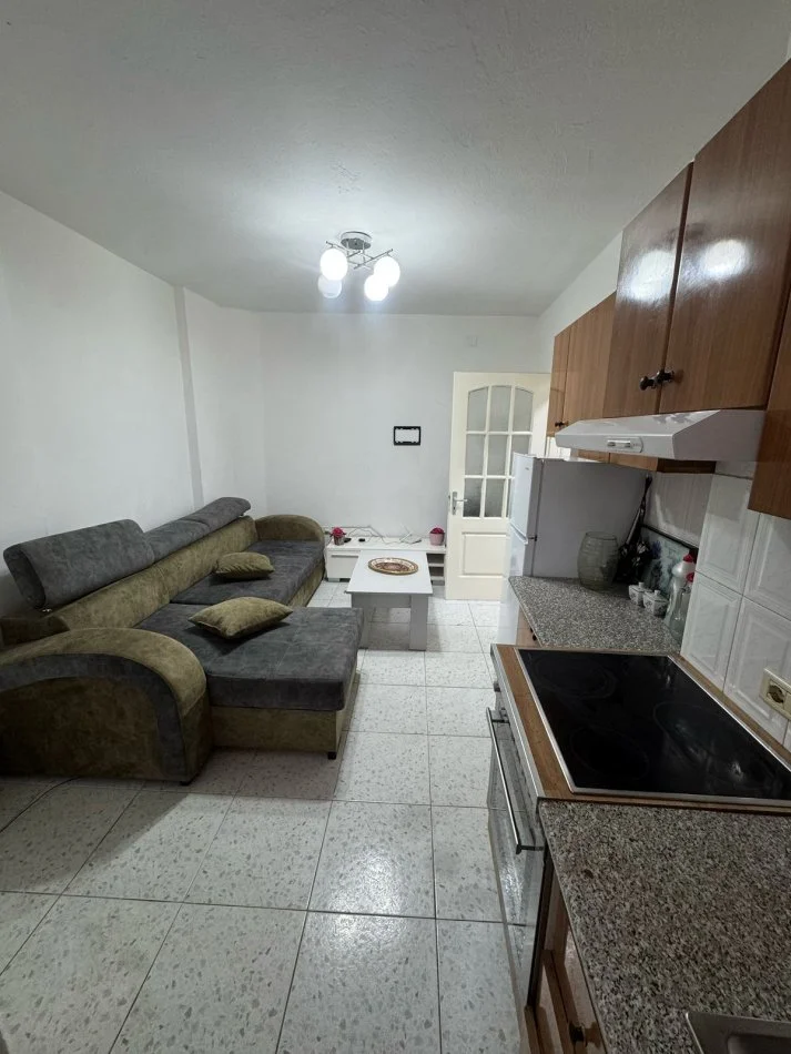 Tirane, jap me qera apartament 1+1 Kati 2, 60 m² (Rruga e Durresit, afer Ambasades Polake)