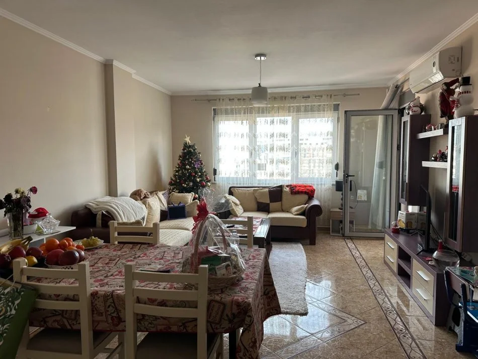 Tirane, jap me qera apartament 2+1+Ballkon Kati 2, 100 m² (Liqeni i Thate, Rruga Hamdi Sina)
