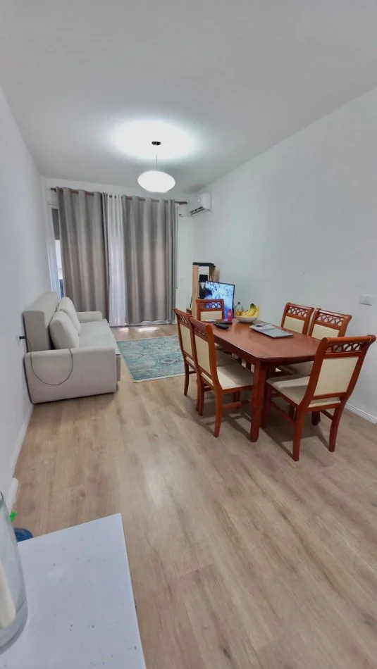 Tirane, jepet me qera apartament 1+1+Ballkon Kati 5, 68 m² 450 € (5 Maji)