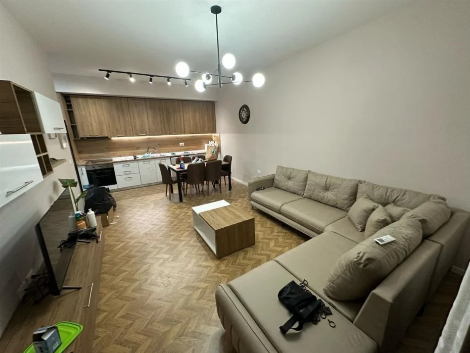 Tirane, jap me qera apartament 1+1+Ballkon Kati 1, 75 m² 550 € (Ish Fusha e Aviacionit)