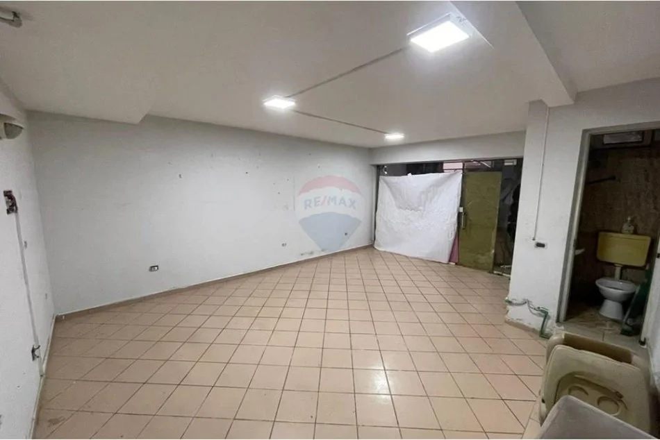 Tirane, shitet dyqan Kati 0, 20 m² (Rr Irfan Tomini)