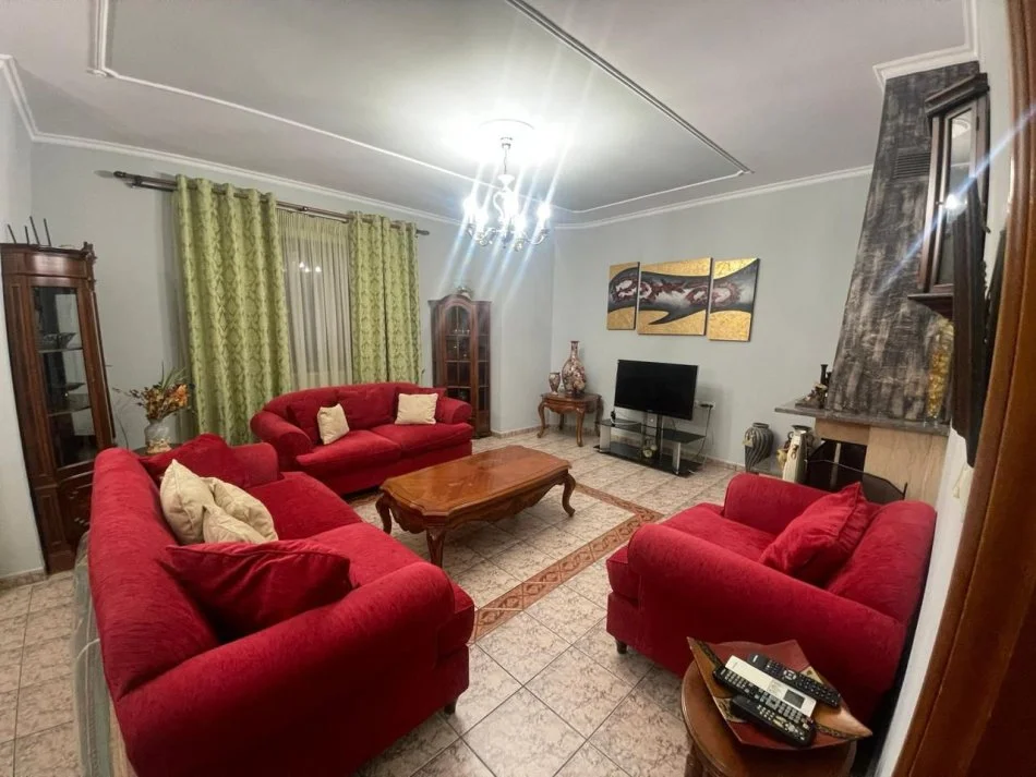 Tirane, jap me qera apartament 2+1+Ballkon Kati 2, 114 m² (Ish Tregu Elektrik)