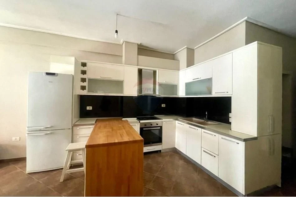 Tirane, jepet me qera apartament 2+1 Kati 2, 90 m² 300 € (Kthesa Kamzes)