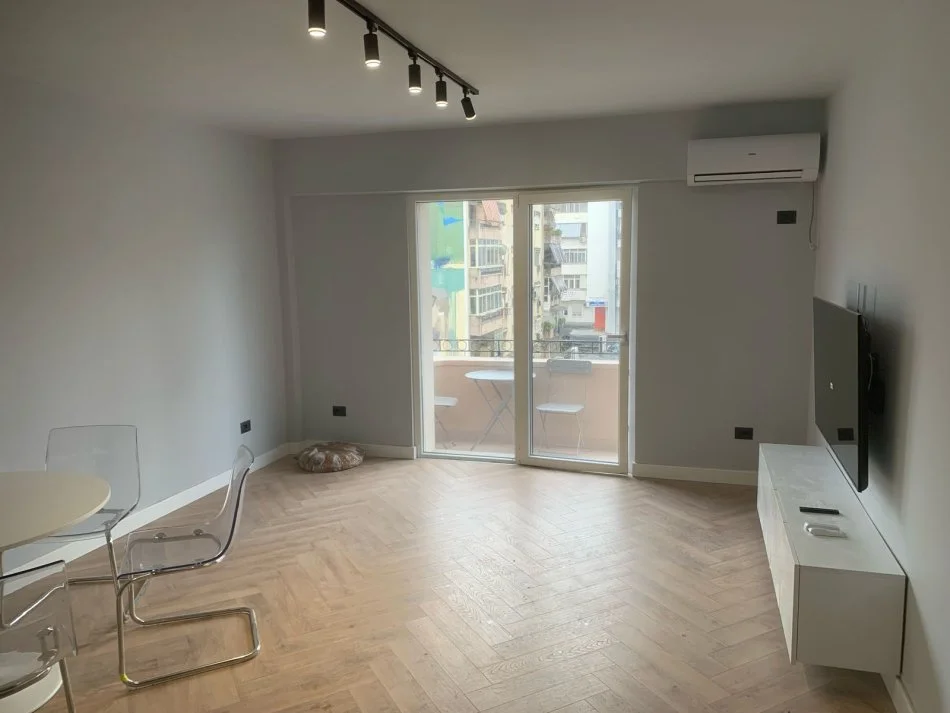 Tirane, jepet me qera apartament 1+1+Ballkon Kati 4, 60 m² 600 € (Qender, prane Kafe Europa)