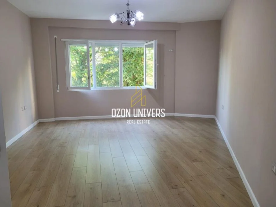 Tirane, jepet me qera apartament 1+1+Ballkon Kati 4, 400 m² 400 € (Kopshti Botanik)