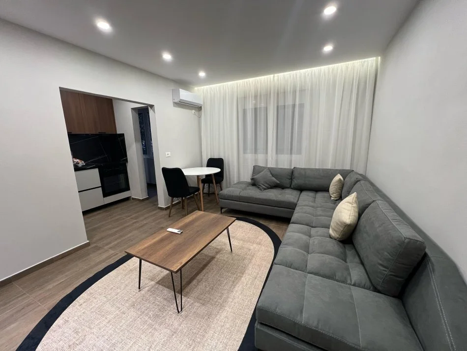 Tirane, jepet me qera apartament 1+1+Ballkon Kati 1, 60 m² 500 € (Ish Parku Autobuzave)