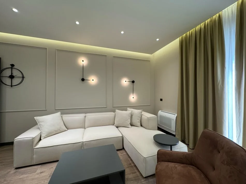 Tirane, jepet me qera apartament 1+1+Ballkon Kati 4, 78 m² 900 € (Kompleksi Delijorgji, Rruga e Kavajës)
