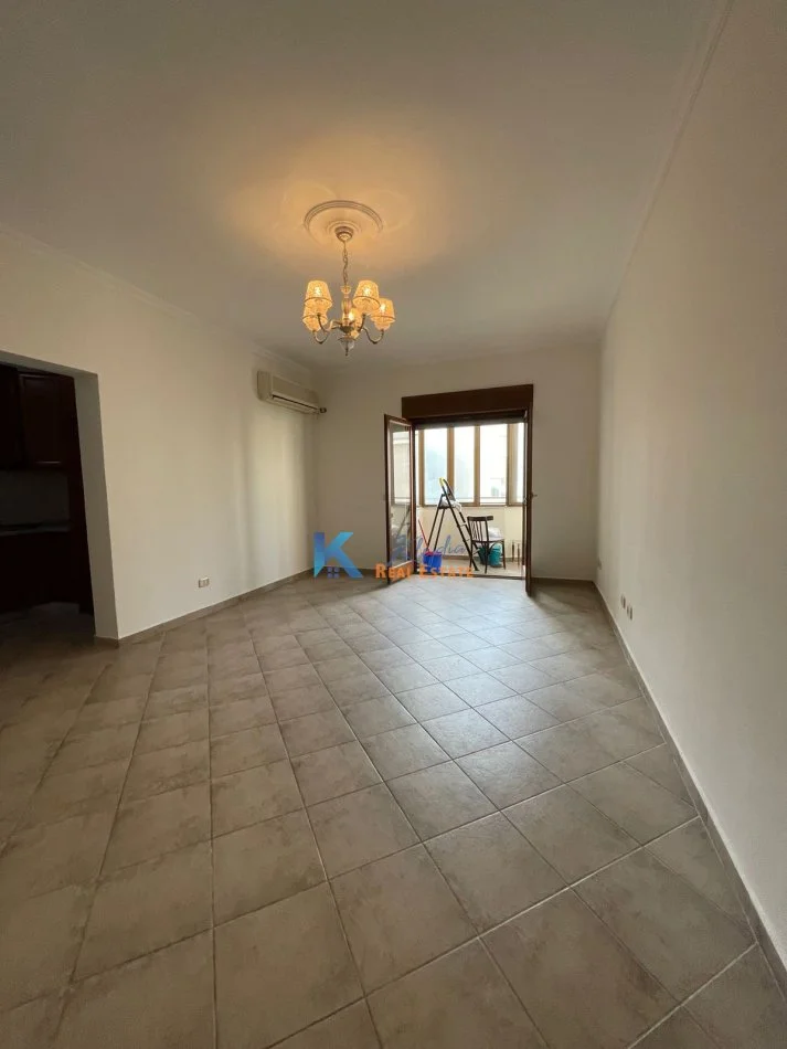 Tirane, jap me qera zyre Kati 2, 127 m² 700 € (QENDER)
