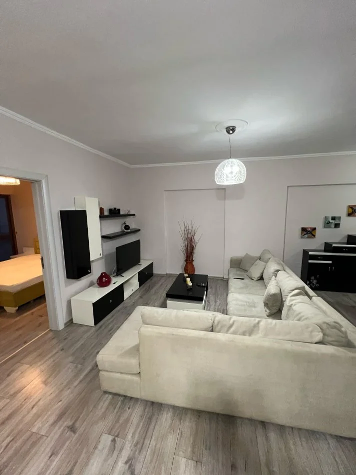 Tirane, jepet me qera apartament 2+1 Kati 5, 80 m² 600 € (Komuna e Parisit)