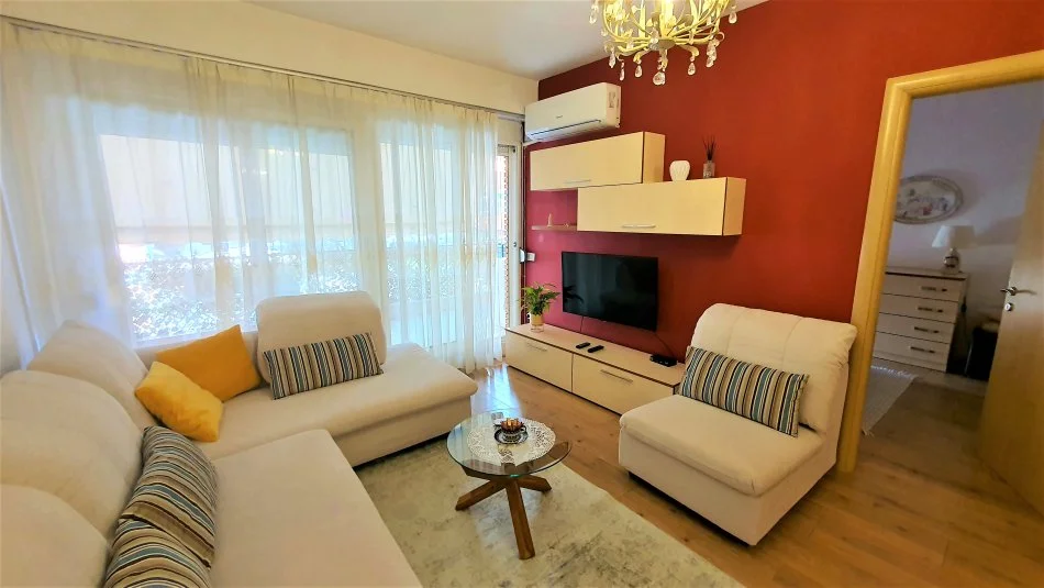 Tirane, jepet me qera apartament 1+1+Ballkon Kati 2, 71 m² 750 € (Rruga Kavajes)