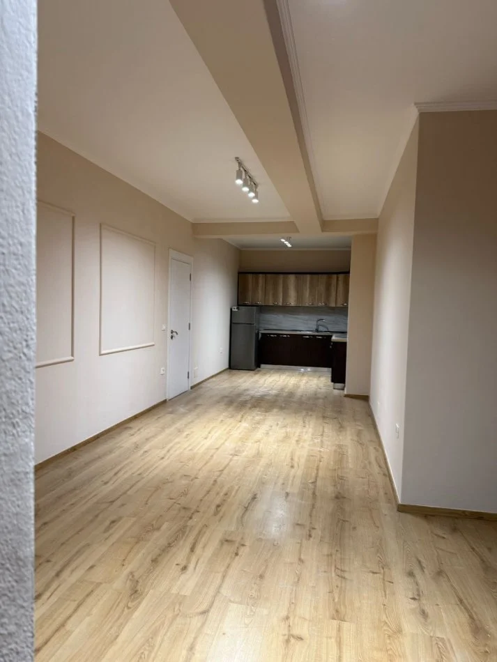 Tirane, jepet me qera zyre Kati 2, 120 m² 700 € (Komuna e Parisit, prane Kompleksit Kika)