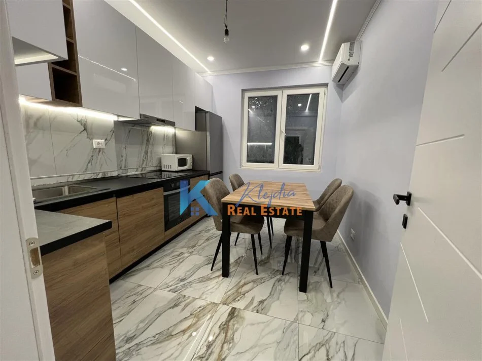 Tirane, jap me qera zyre Kati 3, 90 m² 1.000 € (Bllok, afer shkolles 11 Janari)