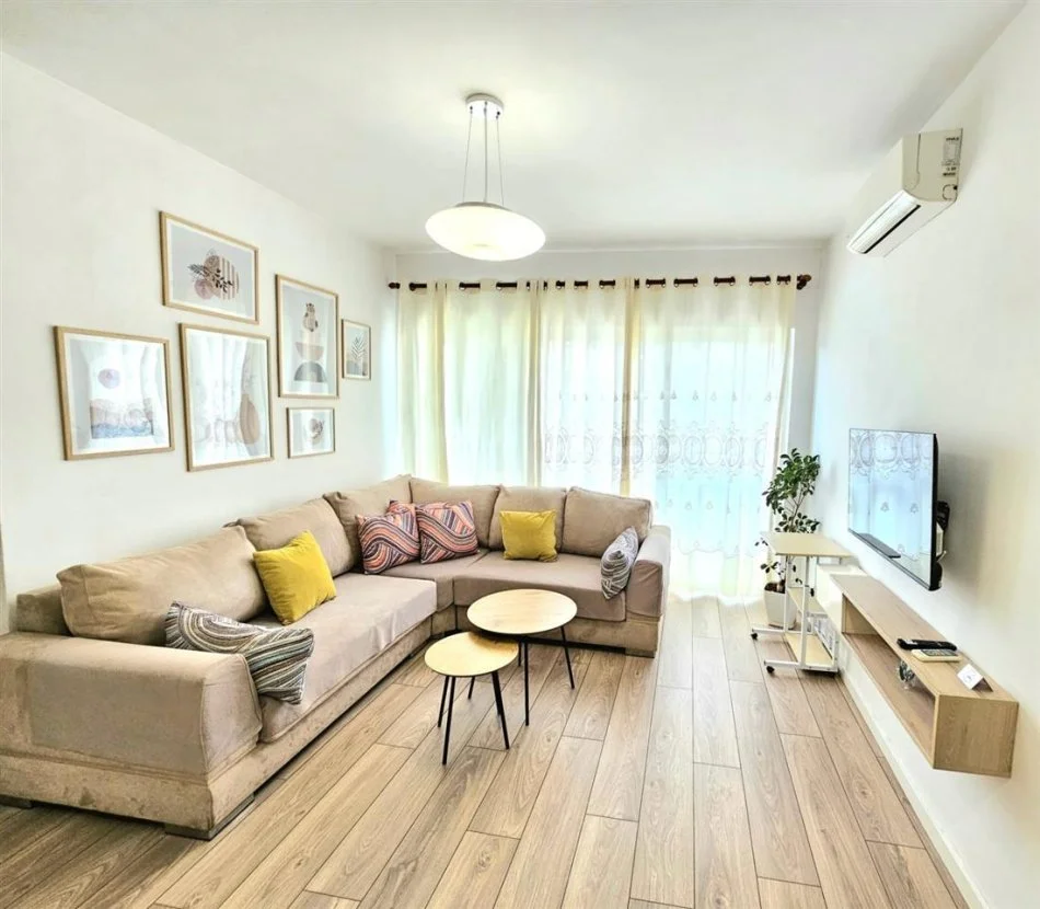 Tirane, jap me qera apartament 1+1+Ballkon Kati 4, 60 m² 500 € (TE FUSHA E AVIACIONIT)