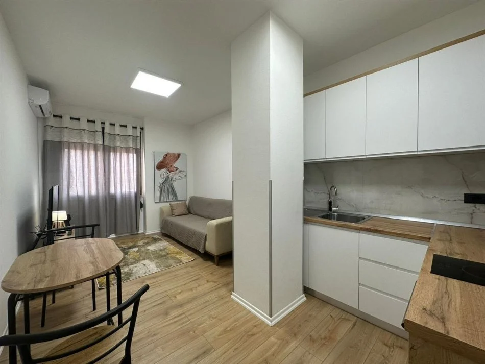 Tirane, jap me qera apartament 1+1+Ballkon Kati 4, 50 m² 550 € (Rruga e Bogdaneve)