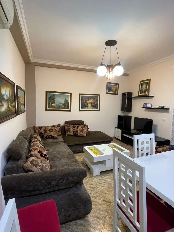 Tirane, jepet me qera apartament 2+1+Ballkon Kati 3, 70 m² 570 € (Zog te Zi)