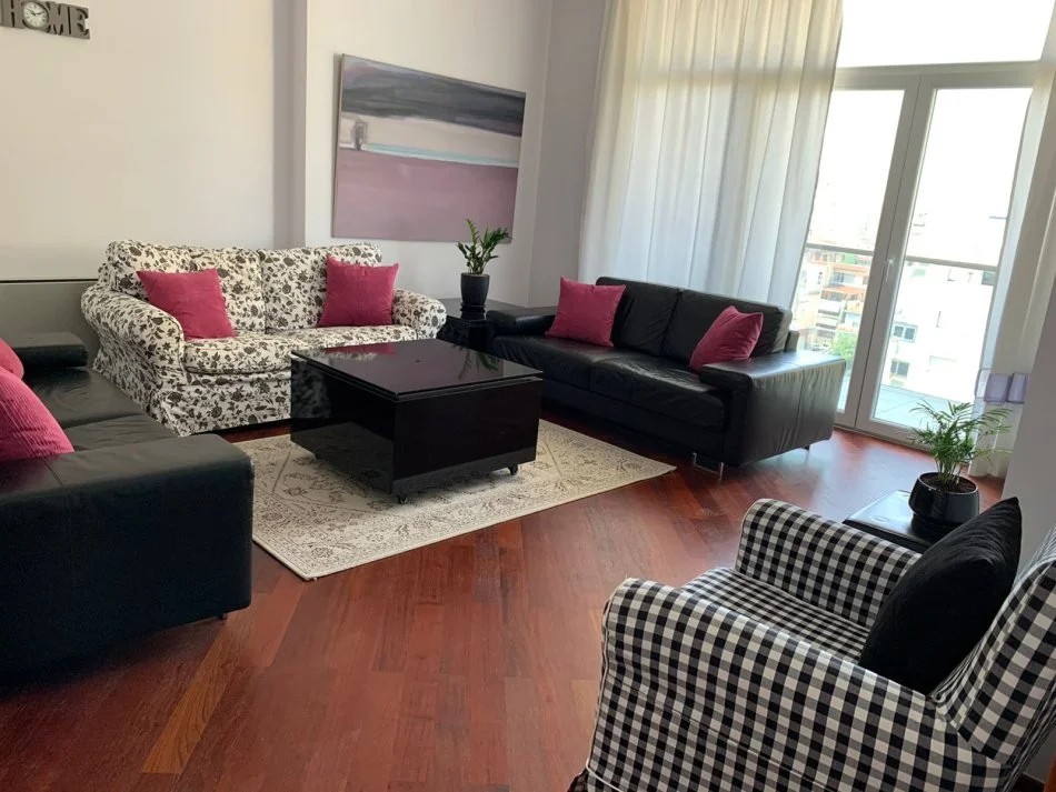 Tirane, jepet me qera apartament 2+1+Ballkon Kati 8, 100 m² 1.300 € (Bllok, prane Librit Universitar)
