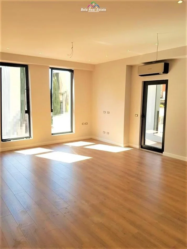 Tirane, jepet me qera zyre Kati 4, 110 m² 850 € (Qender, Rruga e Barrikadave)