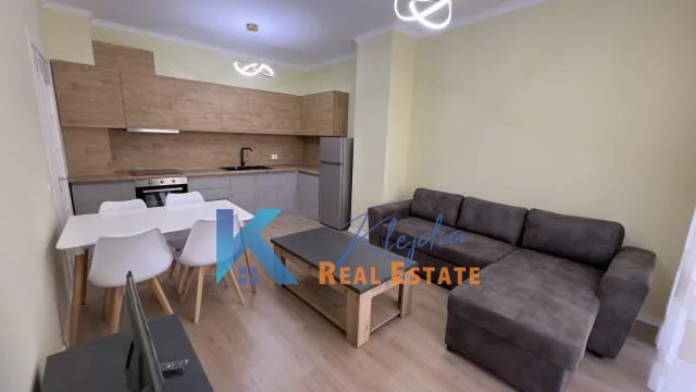 Tirane, jap me qera apartament 2+1+Ballkon Kati 4, 100 m² 550 € (Yzberish, Kompleksi Grand Gallery)