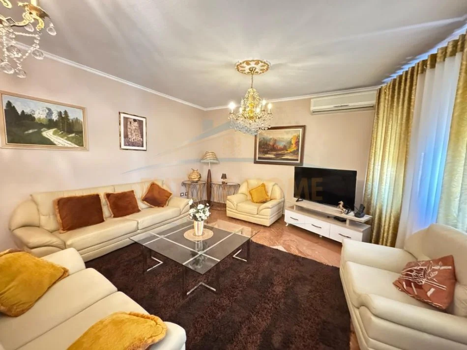 Tirane, jepet me qera 2+1 , 150 m² 900 € (QENDER)