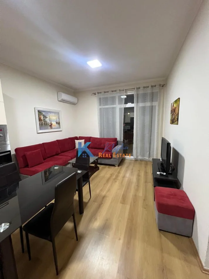 Tirane, jap me qera apartament 2+1+Ballkon Kati 4, 85 m² 600 € (Fusha e Aviacionit, afer shkolles Dhora Leka)