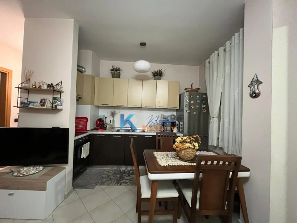 Tirane, jap me qera apartament 1+1+Ballkon Kati 8, 65 m² 450 € (Astir)