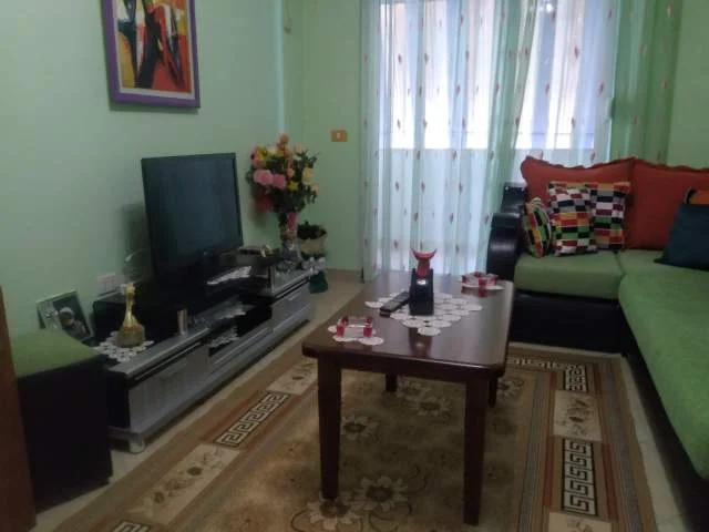 Tirane, jap me qera apartament 1+1+Ballkon Kati 4, 60 m² 500 € (Ish Ekspozita)