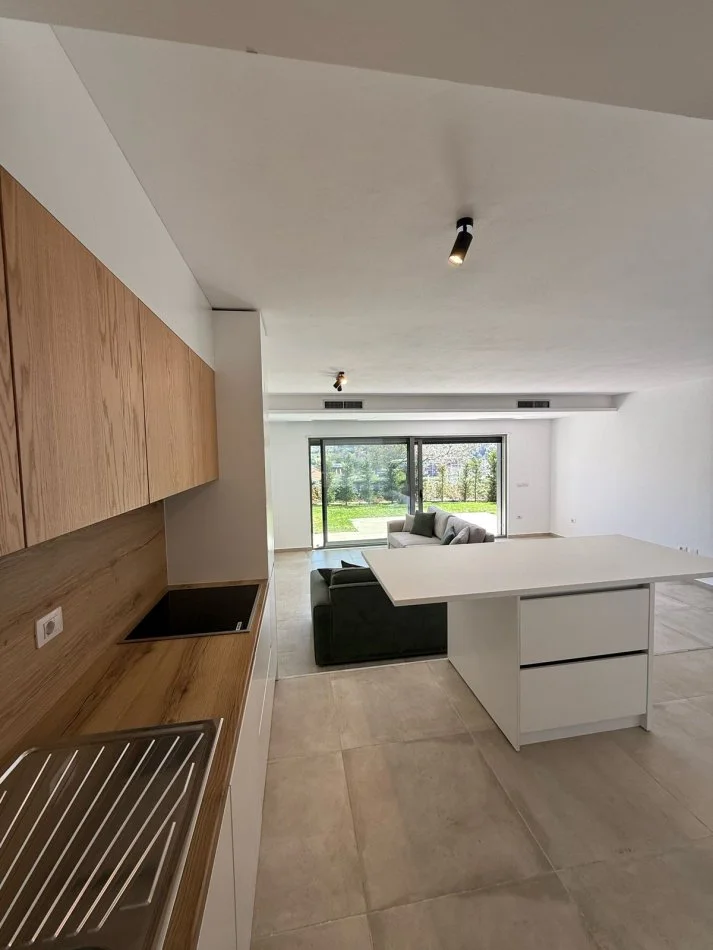 Tirane, jepet me qera apartament 3+1 Kati 0, 220 m² 2.000 € (Rezidenca Olive Grove)