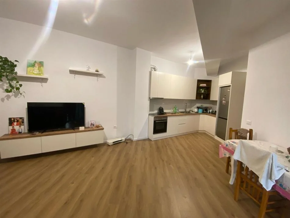 Tirane, jap me qera apartament 2+1+Ballkon Kati 2, 93 m² 450 € (Ali Demi, kompleksi Kaimi)
