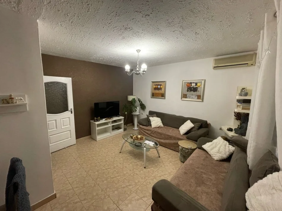 Shqiperi, jap me qera apartament 1+1+Ballkon Kati 5, 65 m² (Pazari i Ri)