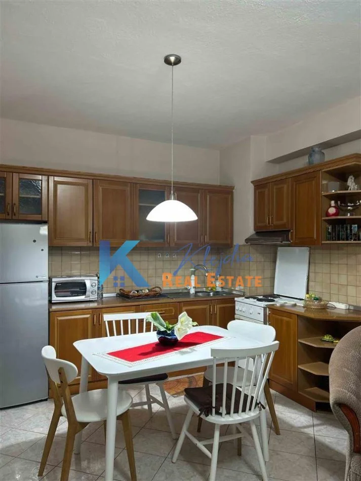 Tirane, jap me qera apartament 1+1+Ballkon Kati 3, 70 m² (prane rruges Bardhyl, te shkolla 4 Deshmoret)