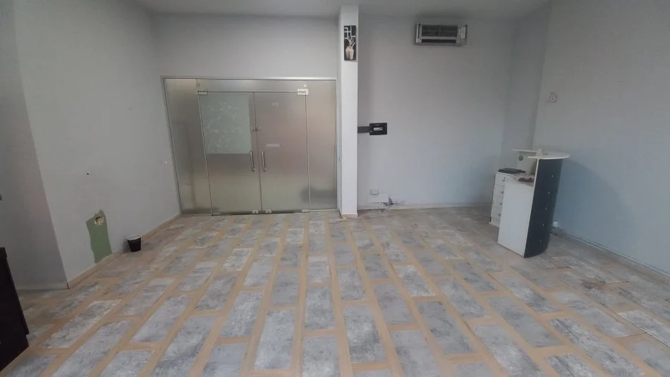 Tirane, jepet me qera dyqan Kati 2, 50 m² 600 € (Rruga e Kavajes)