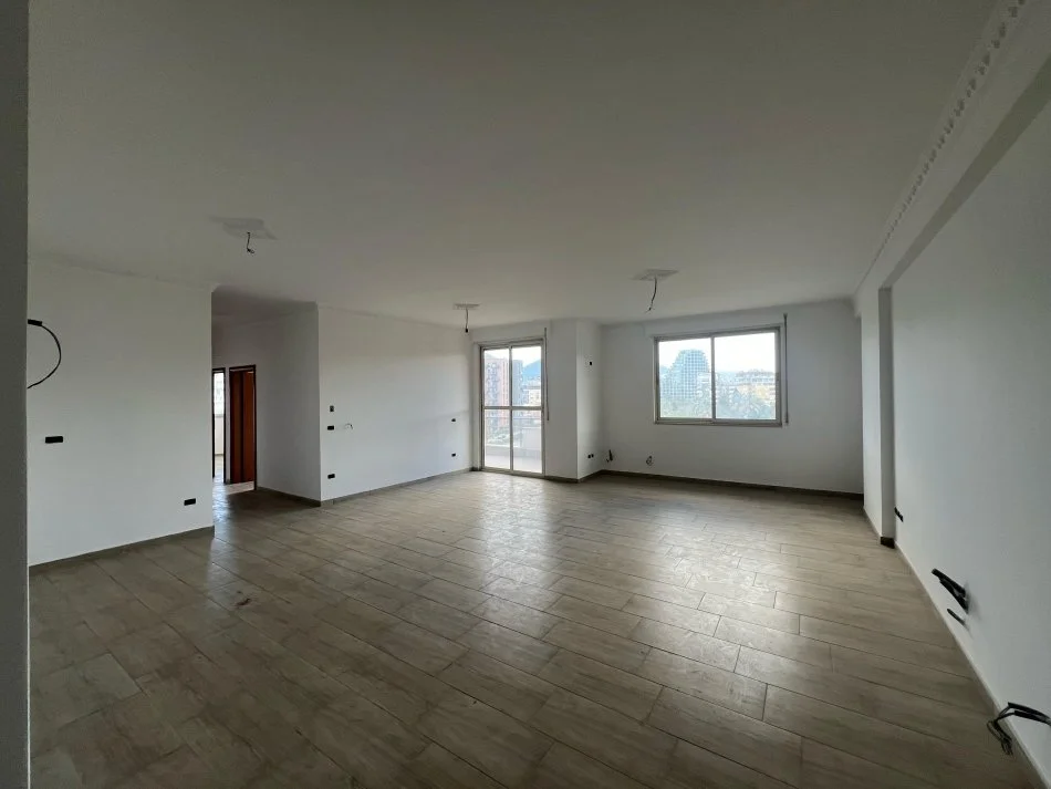 Tirane, shitet apartament 3+1+Ballkon Kati 4, 139 m² 360.000 € (Komuna e Parisit)