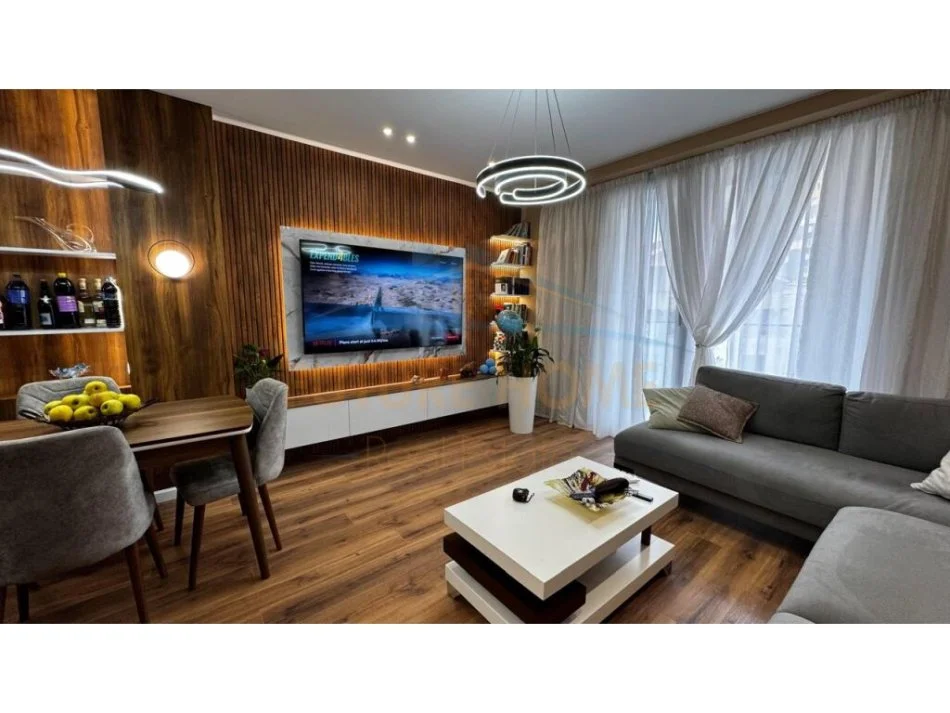 Tirane, jepet me qera apartament 2+1 Kati 3, 105 m² 750 € (FUSHA AVIACIONIT)
