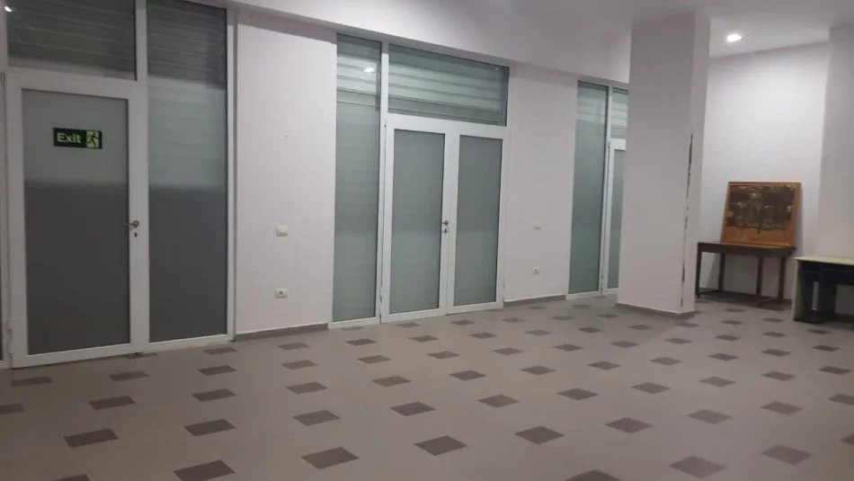 Tirane, shitet dyqan Kati 0, 65 m² 145.000 € (Rr. Idriz Dollaku)
