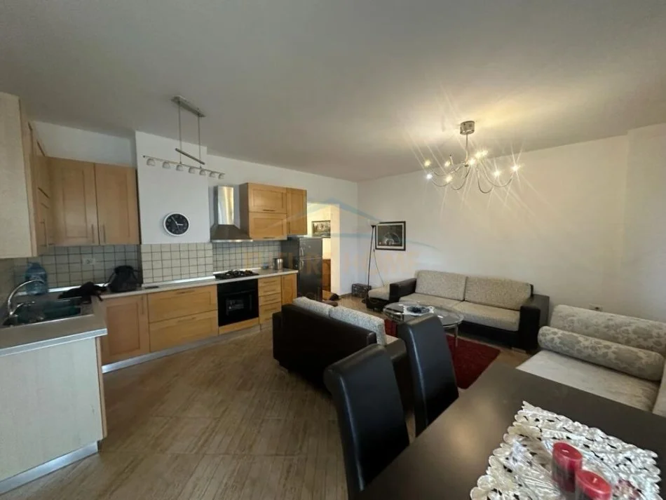 Qera, Apartament 1+1+Verande, pranë Ministrisë së Jashtme, Tiranë. AREA38851