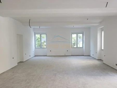 Qera, Njesi Komerciale, prane në Stadiumit Dinamo. AREA51118