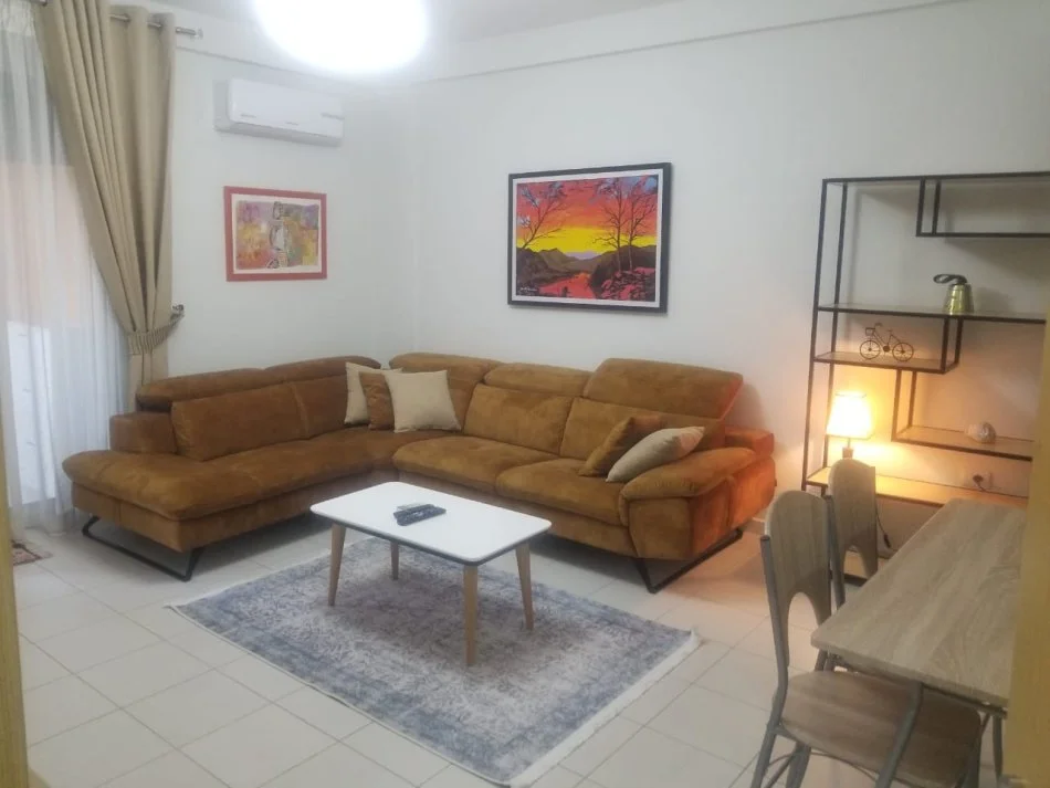 Tirane, jepet me qera apartament 1+1+Ballkon Kati 3, 65 m² 550 € (Liqeni i Thate)
