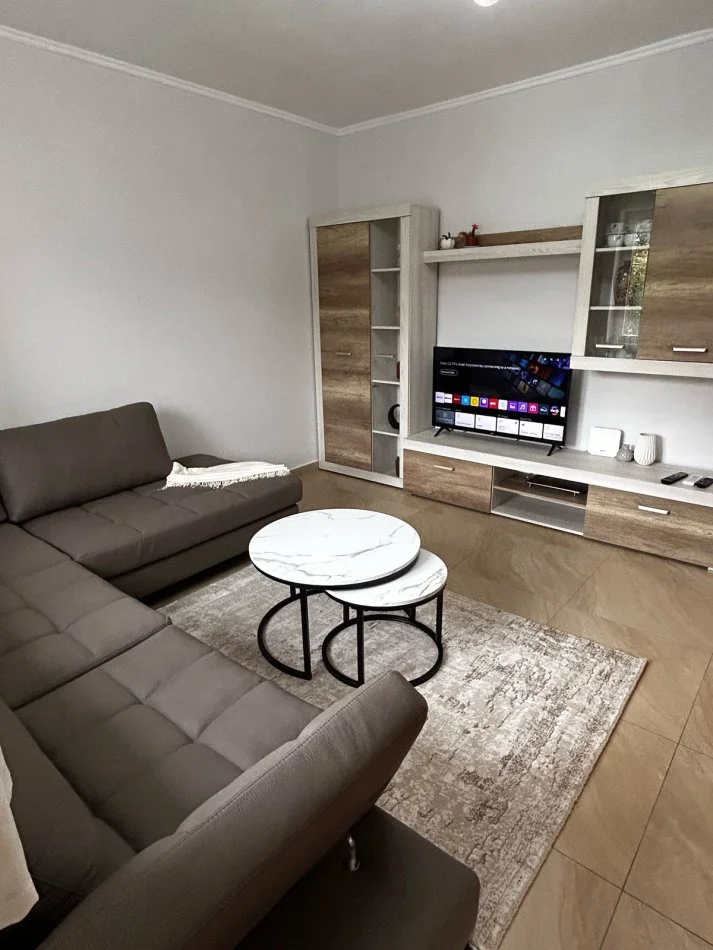 Tirane, jepet me qera apartament 1+1 Kati 2, 70 m² 650 € (Rruga Fortuzi)