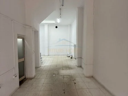 Qera, Ambient Komerciale, në Tregun Çam, Tirane. AREA51398