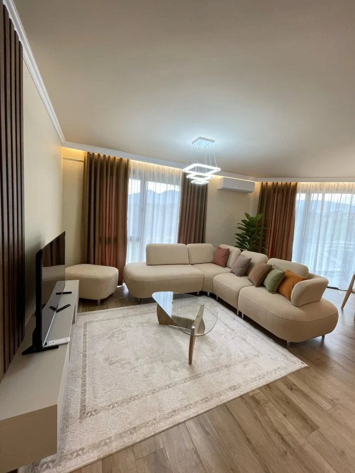 Tirane, jepet me qera apartament 2+1 Kati 1, 117 m² 1.200 € (Liqeni i Thate)